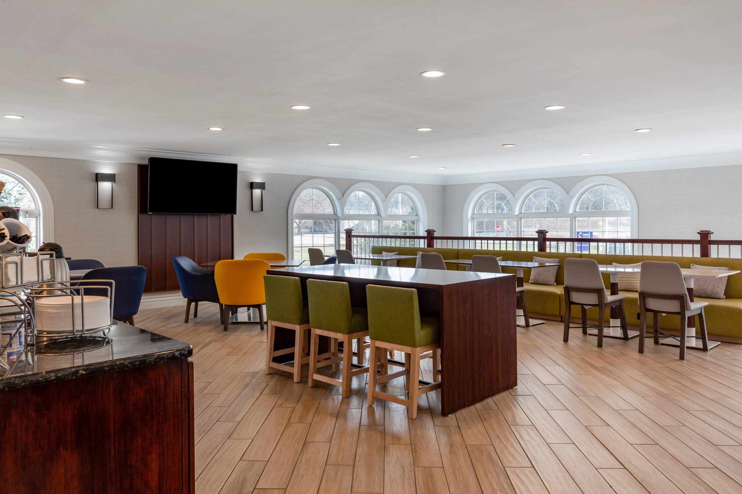 Breakfast area | Comfort Inn & Suites East Greenbush - Albany