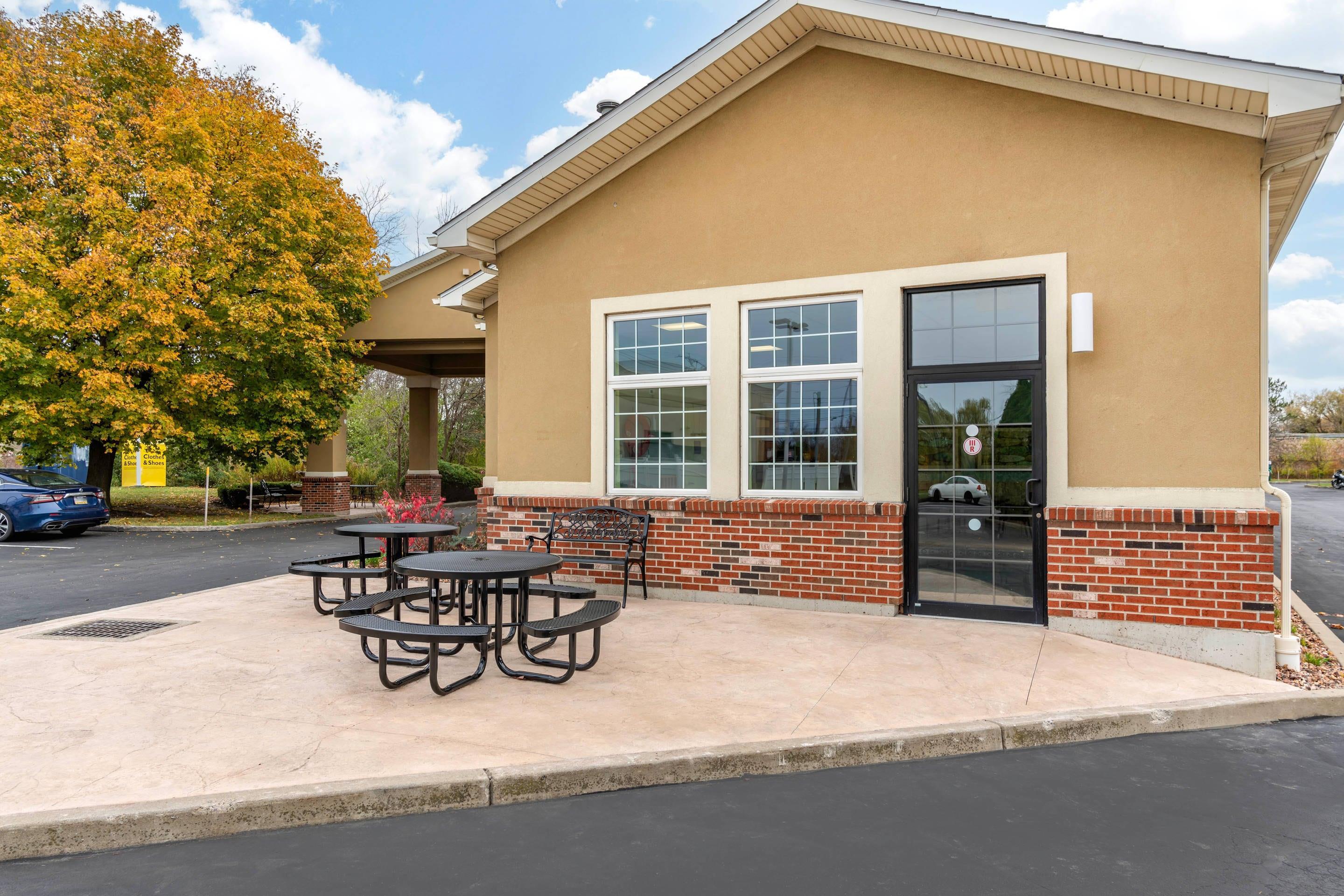 Hotel exterior | Comfort Inn University