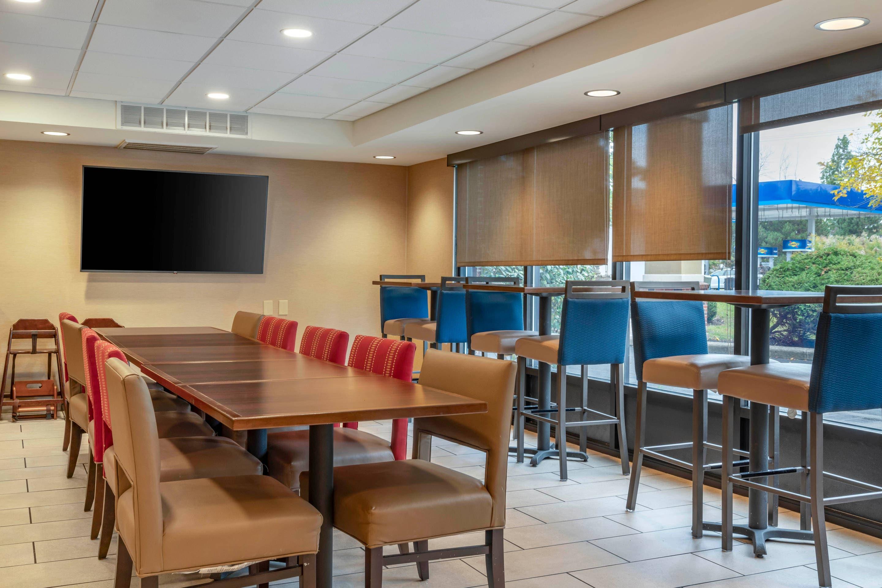 Enjoy breakfast in this seating area | Comfort Inn University