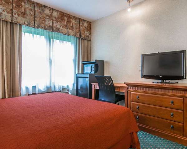  - Econo Lodge Glens Falls - I-87, Exit 19