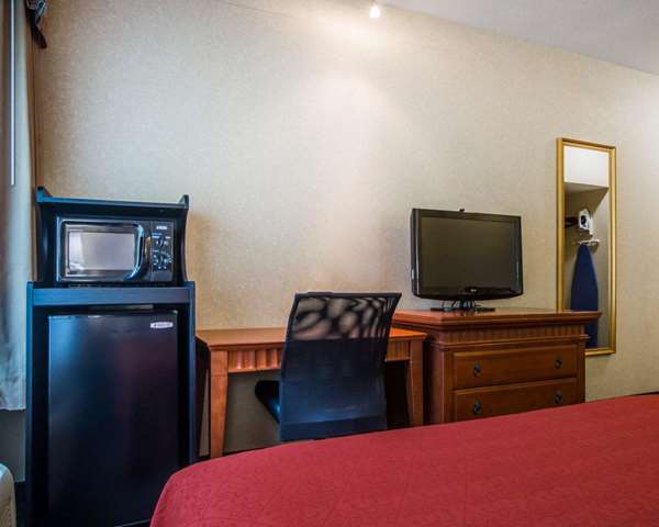 - Econo Lodge Glens Falls - I-87, Exit 19