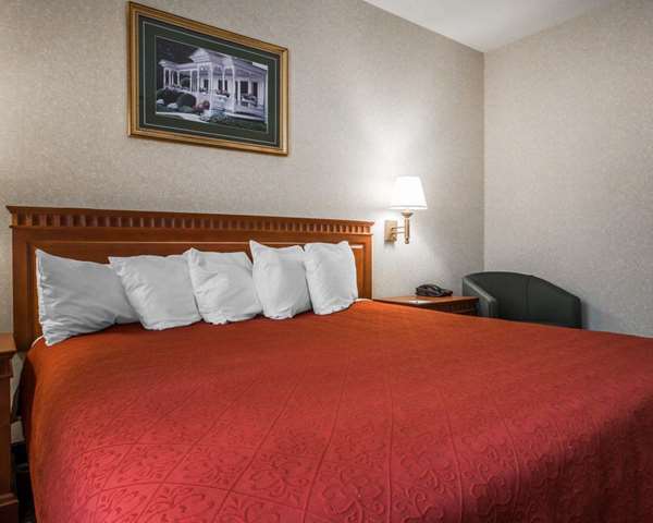  - Econo Lodge Glens Falls - I-87, Exit 19