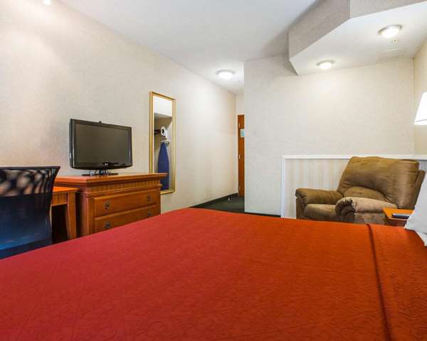  - Econo Lodge Glens Falls - I-87, Exit 19