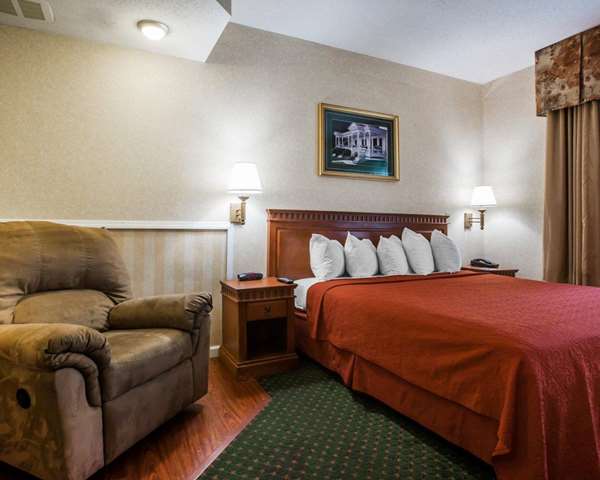  - Econo Lodge Glens Falls - I-87, Exit 19