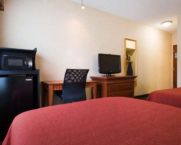  - Econo Lodge Glens Falls - I-87, Exit 19