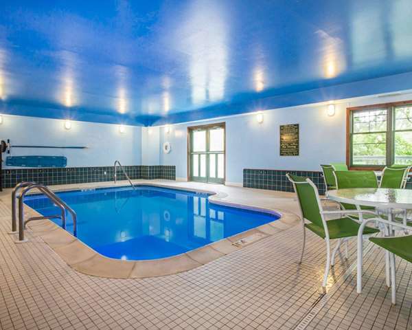 Pool - Econo Lodge Glens Falls - I-87, Exit 19