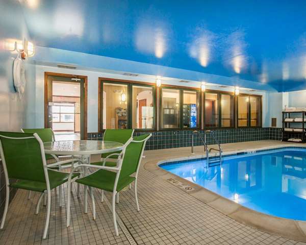 Pool - Econo Lodge Glens Falls - I-87, Exit 19