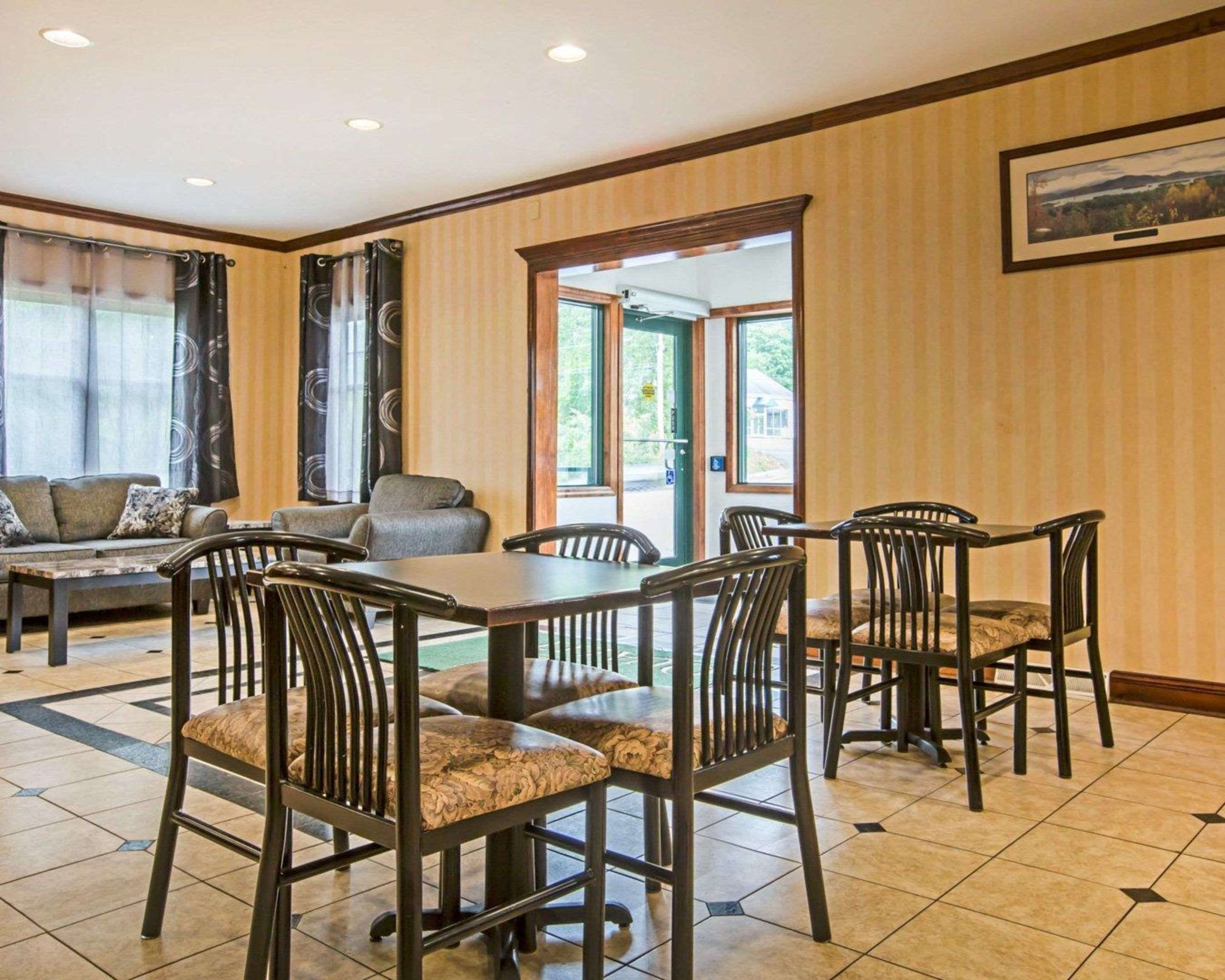 Spacious lobby with sitting area | Econo Lodge Glens Falls / Lake George