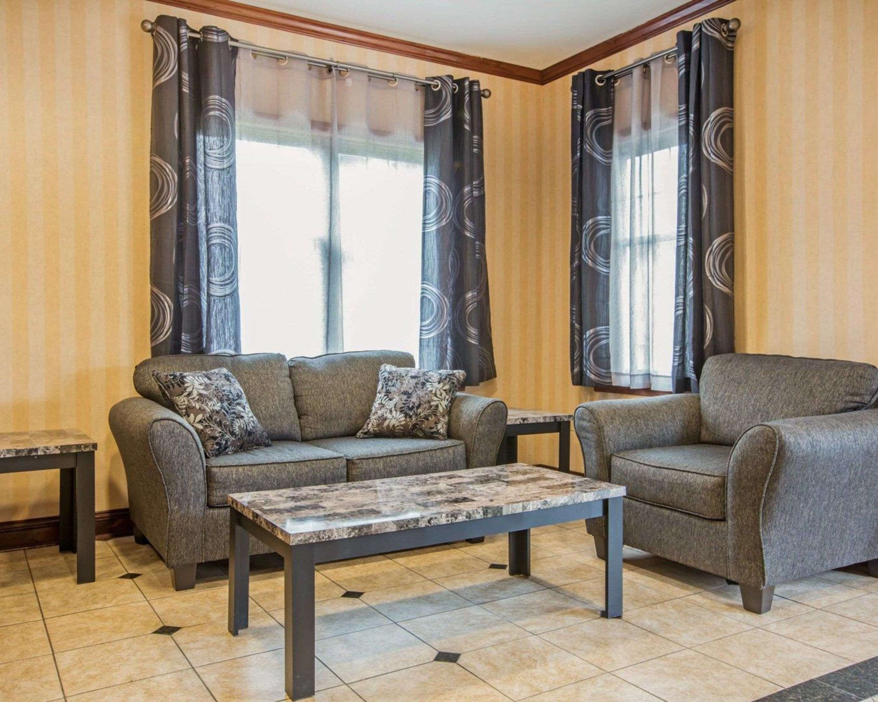 Lobby with sitting area | Econo Lodge Glens Falls / Lake George
