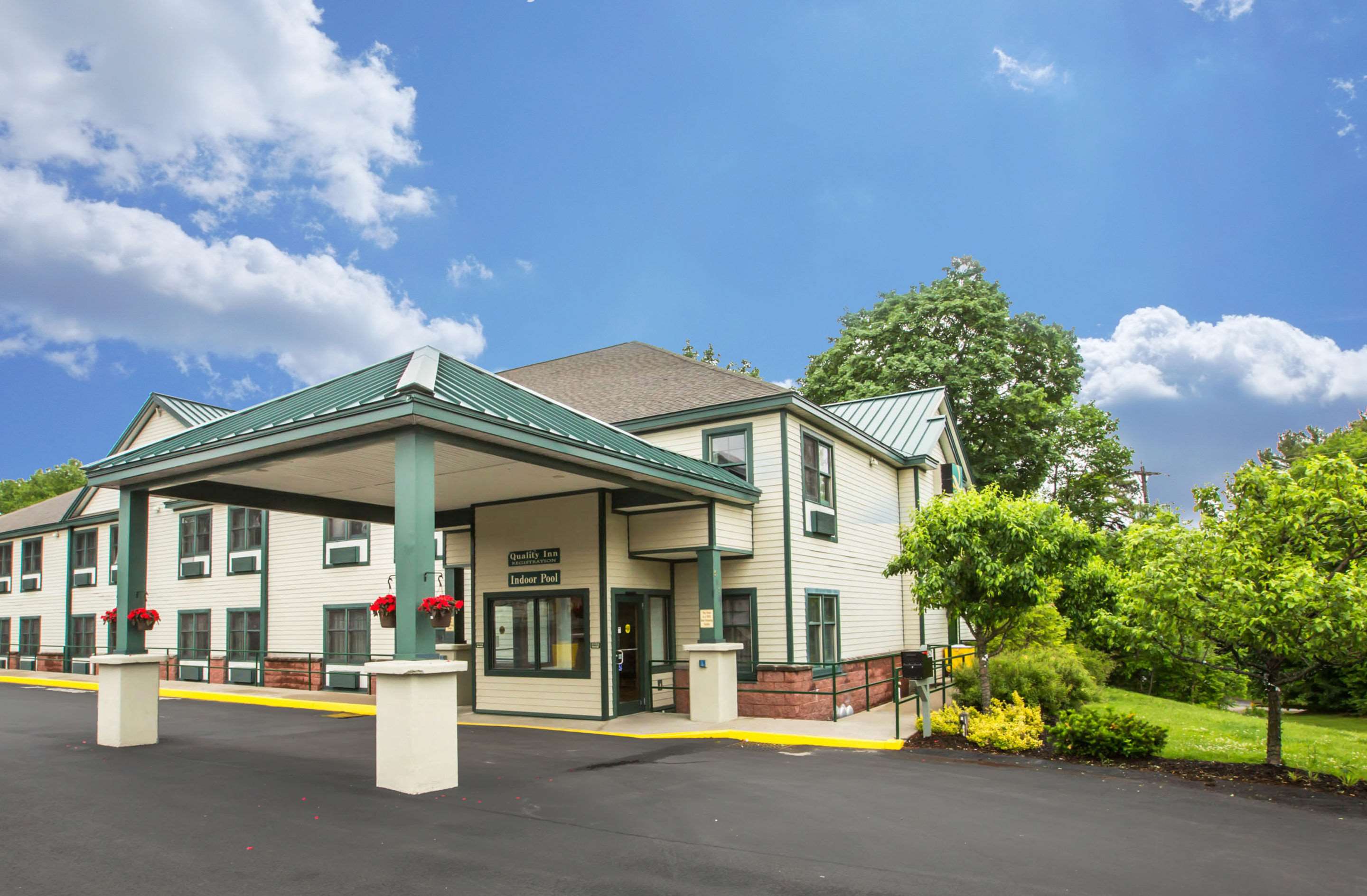 Hotel entrance | Econo Lodge Glens Falls / Lake George