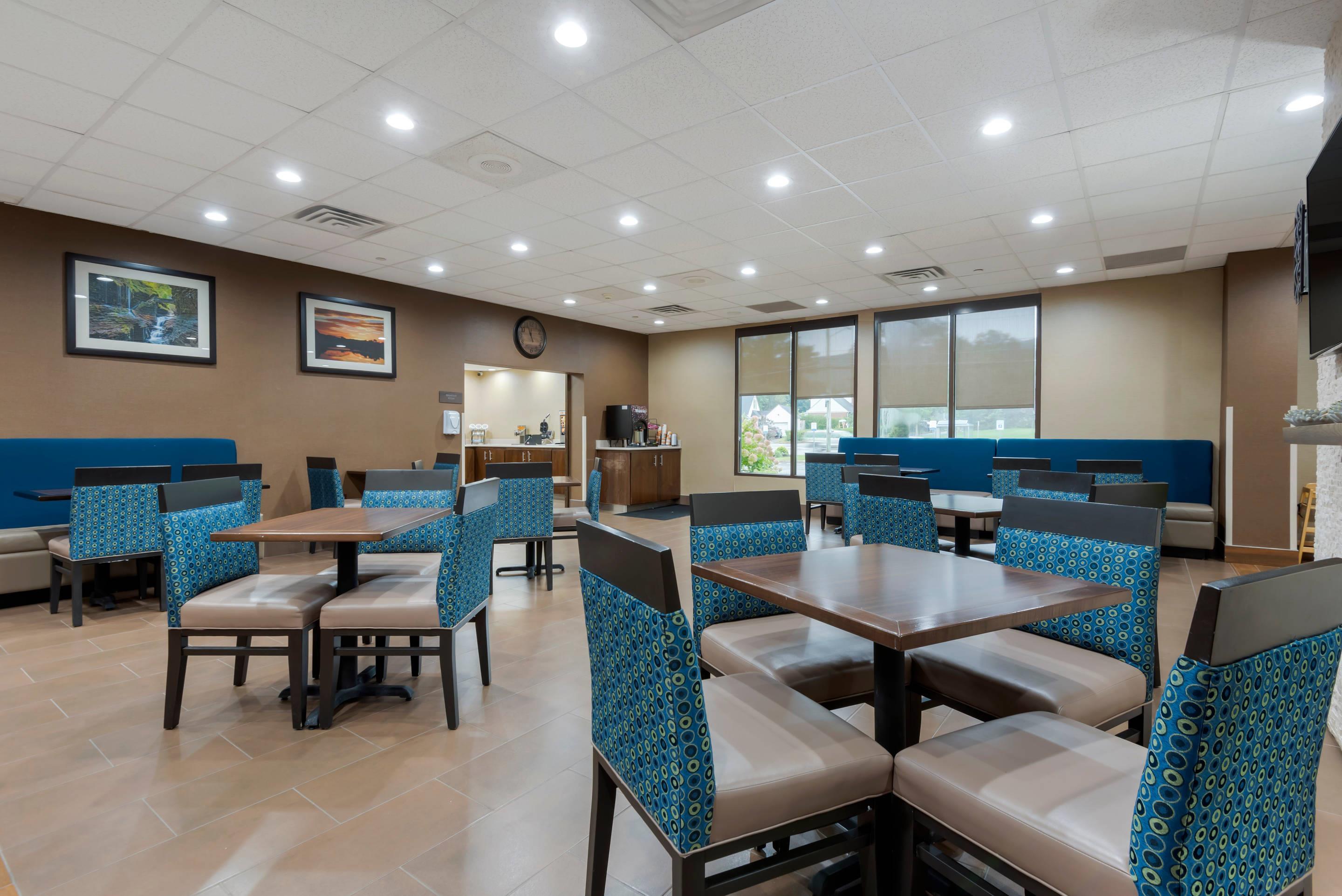 Enjoy breakfast in this seating area | Comfort Inn Binghamton I-81