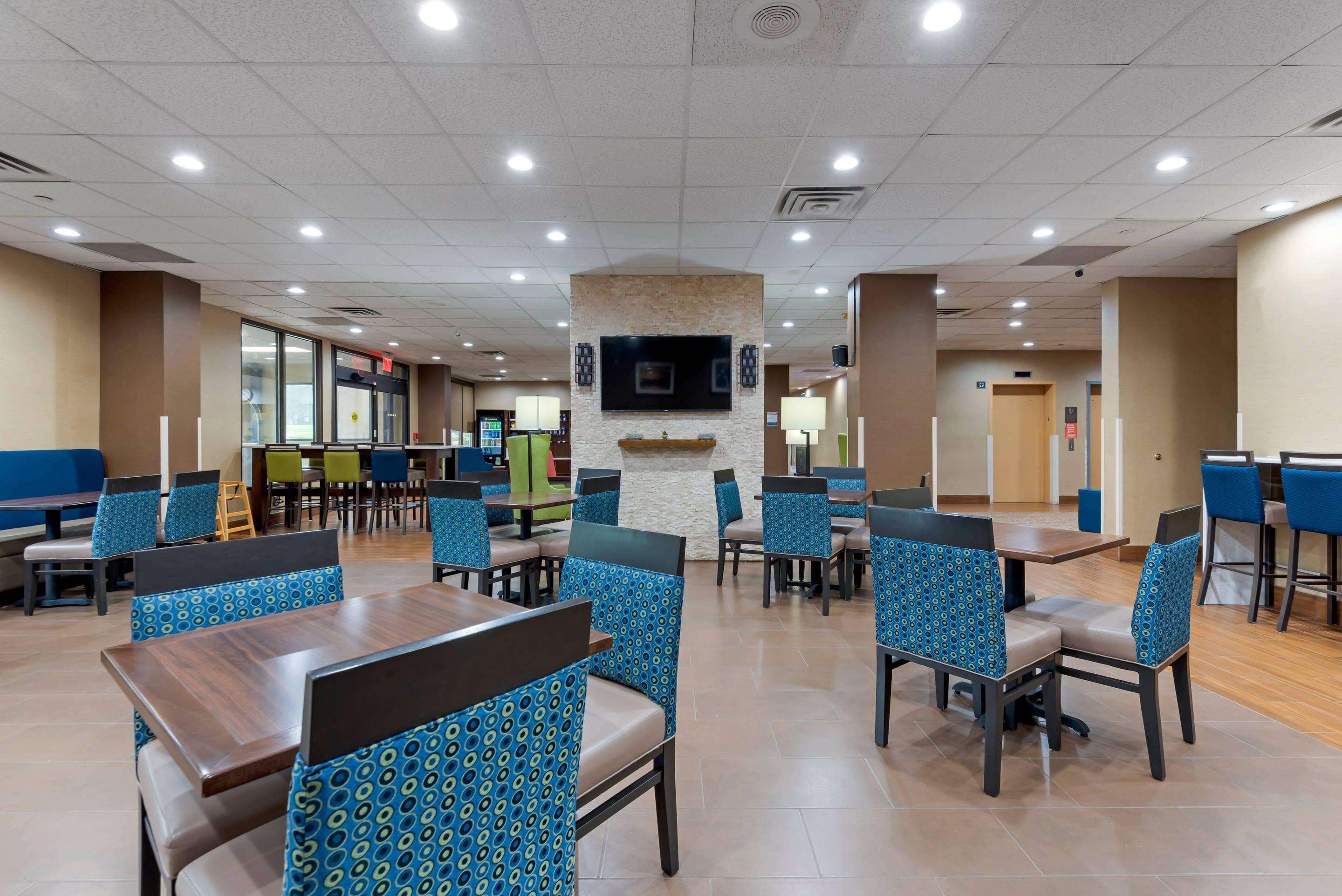 Enjoy breakfast in this seating area | Comfort Inn Binghamton I-81