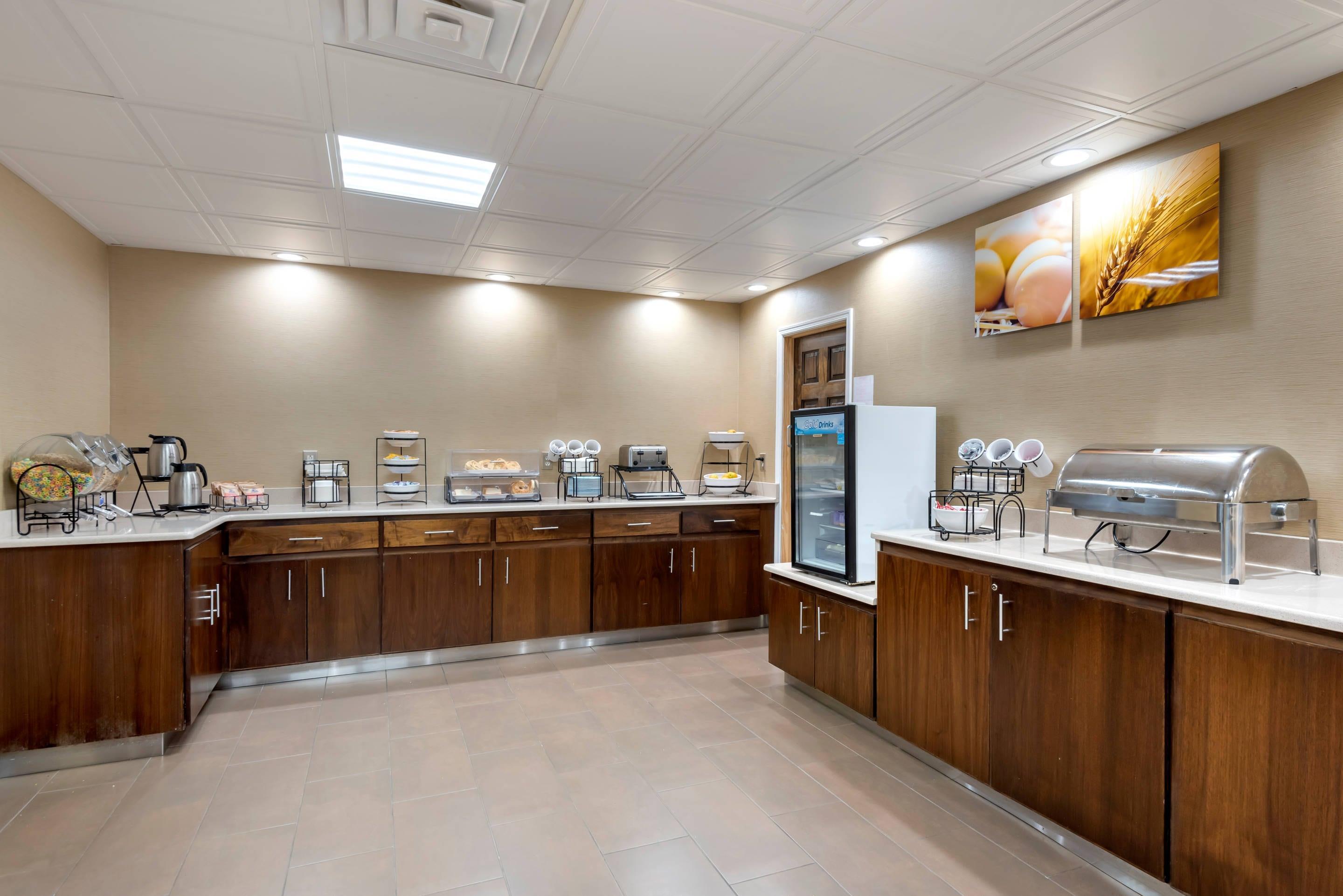 Breakfast counter | Comfort Inn Binghamton I-81