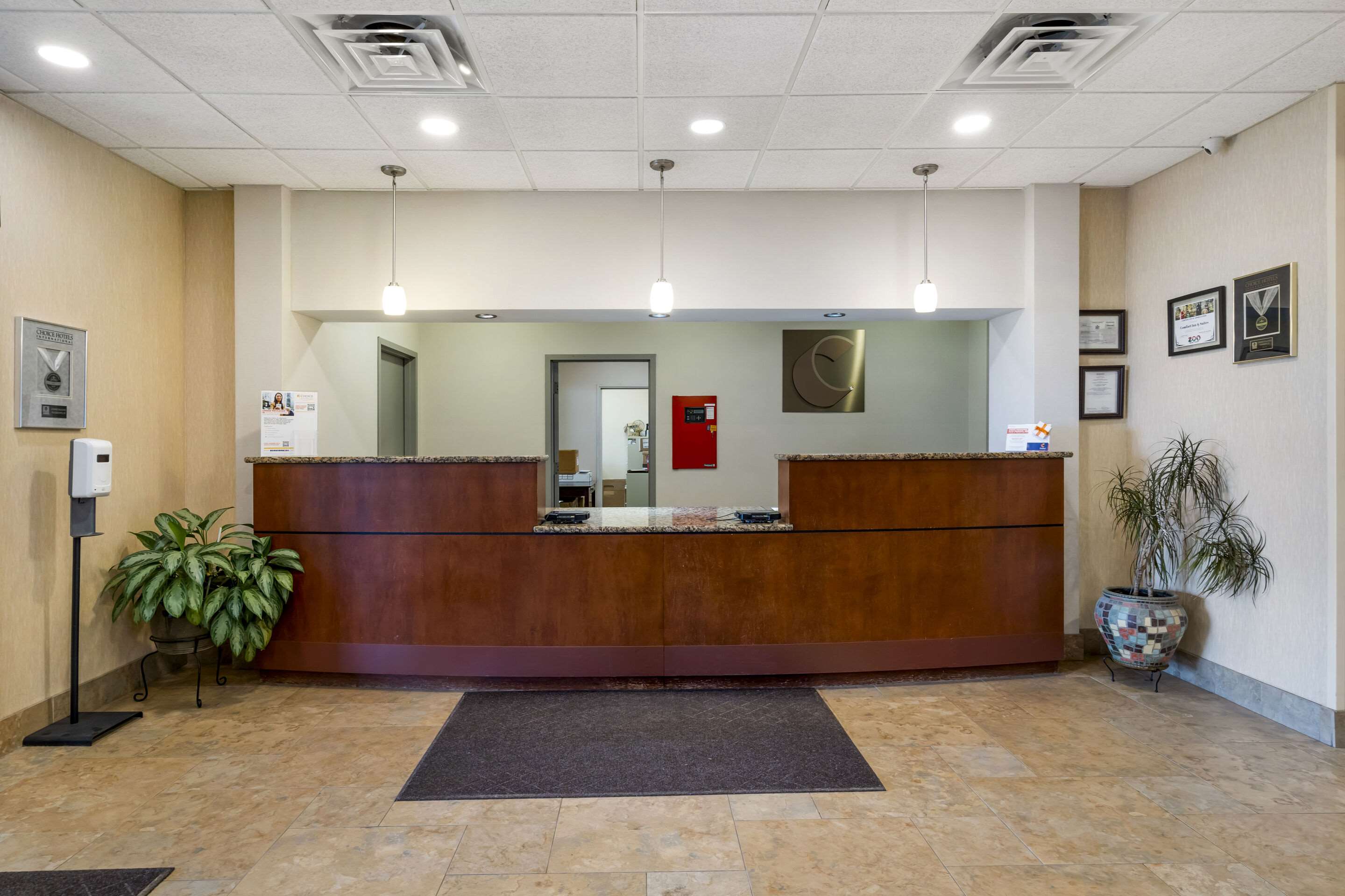 Hotel lobby | Comfort Inn & Suites Watertown - 1000 Islands