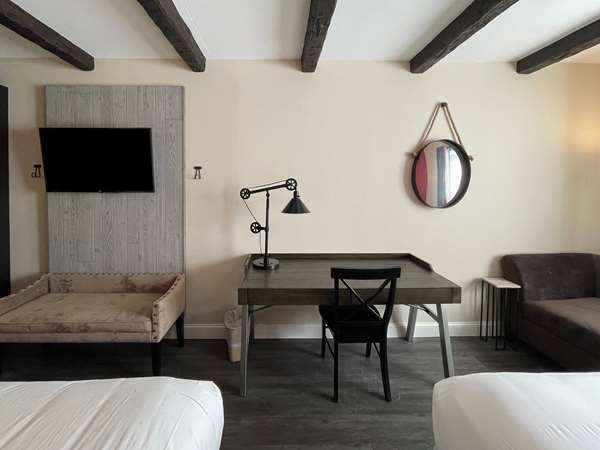  - Century House Hotel Latham