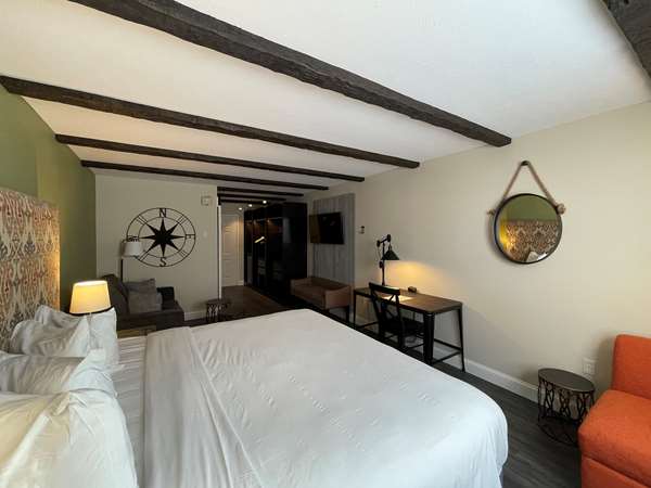  - Century House Hotel Latham