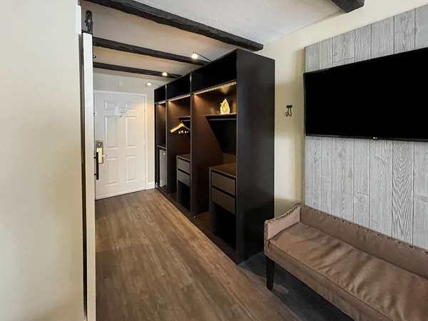  - Century House Hotel Latham