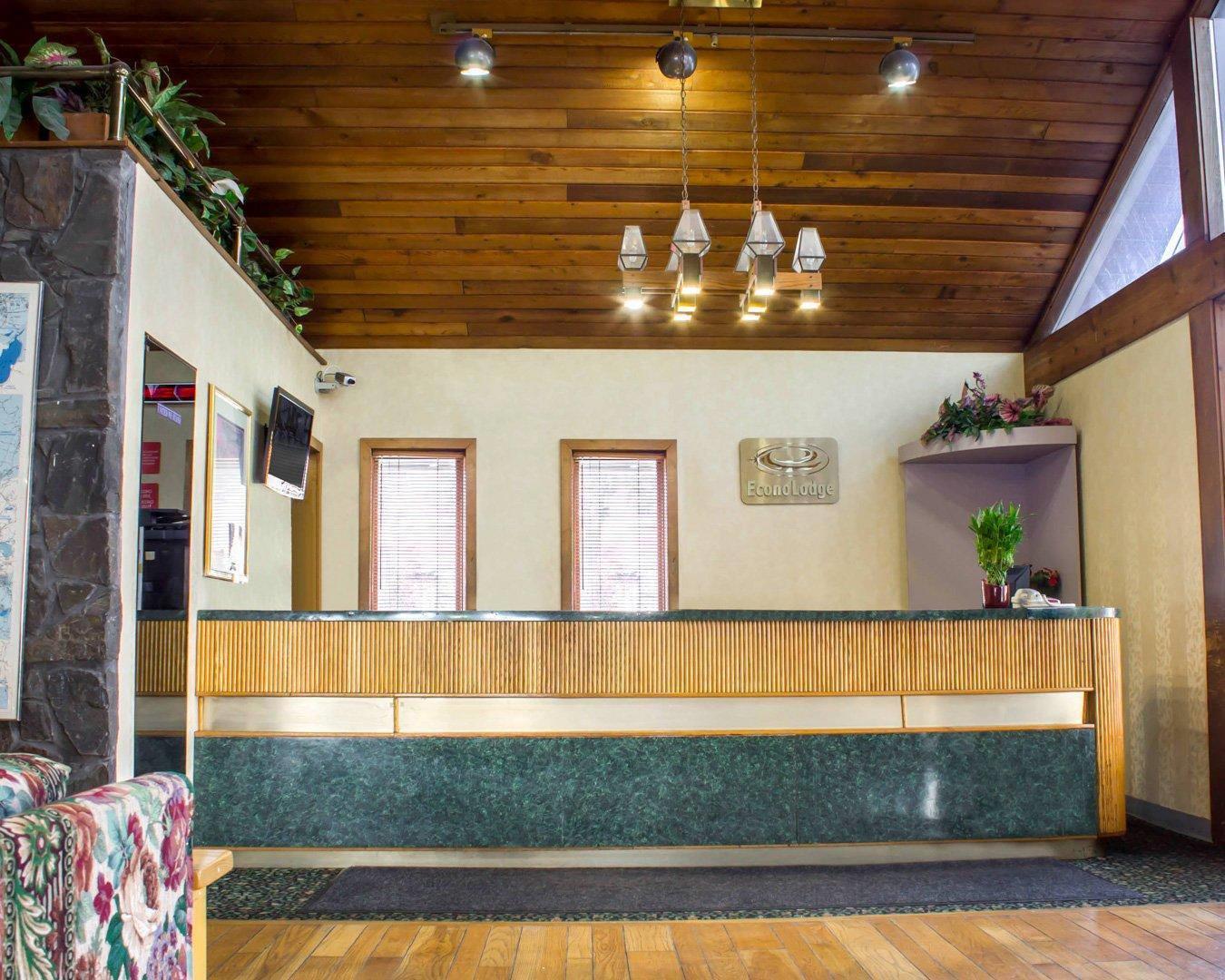 Front desk | Econo Lodge Colonie Center Mall