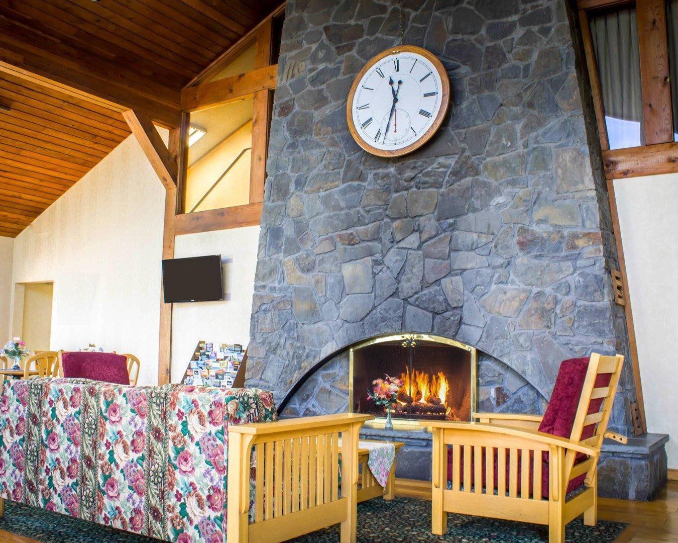 Spacious lobby with sitting area | Econo Lodge Colonie Center Mall