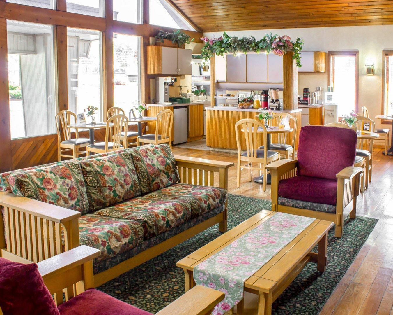 Breakfast area in the lobby | Econo Lodge Colonie Center Mall