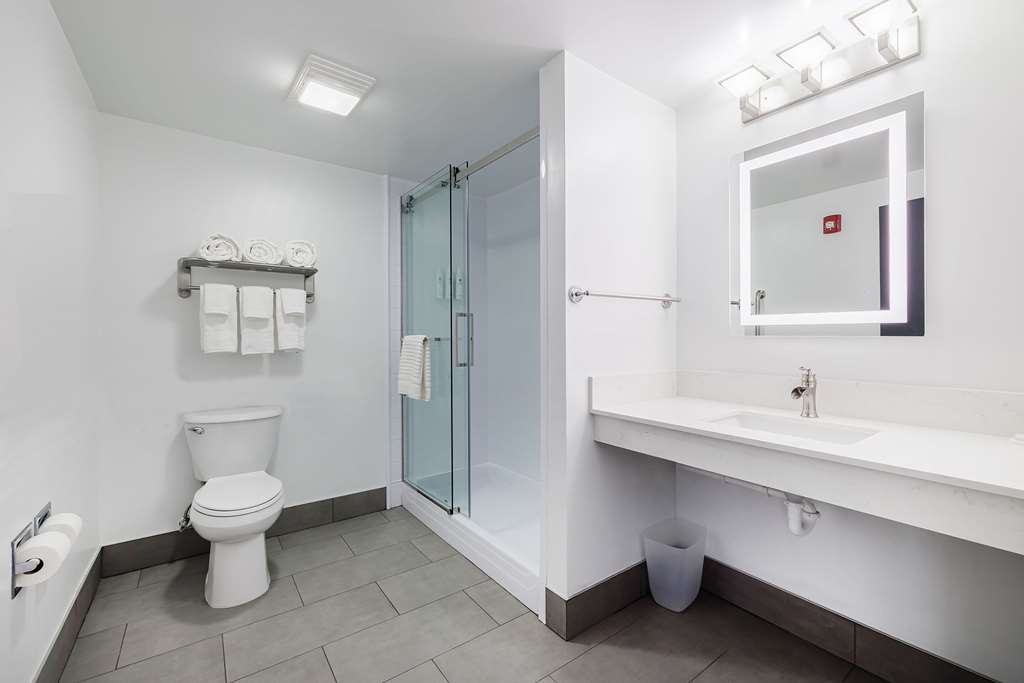 OAKFIELD HOTEL AND SUITES AN ASCEND-guestroom-Guest Room,Bathroom,On-Site.jpg