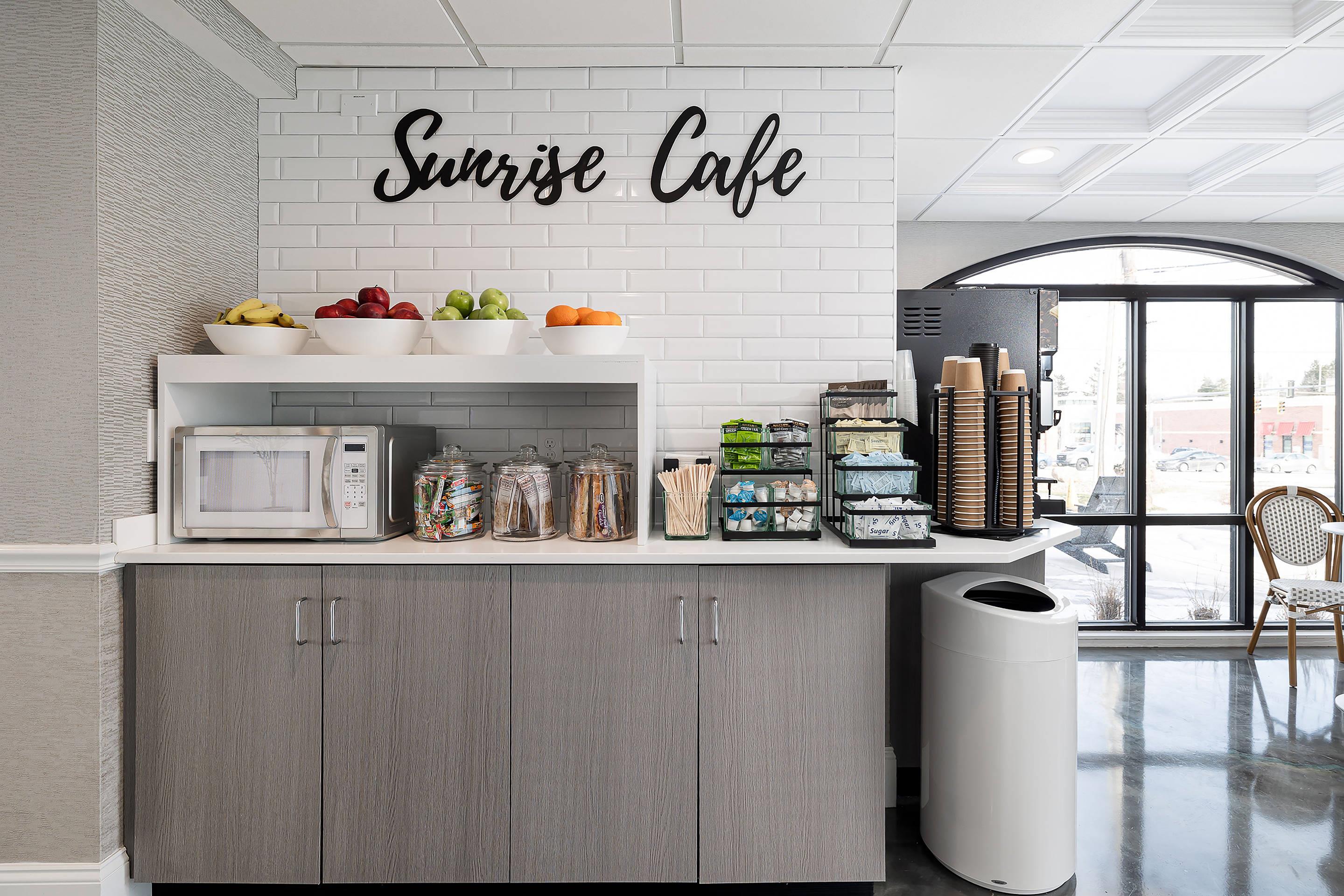 Breakfast area | Clarion Pointe Rochester Monroe Avenue