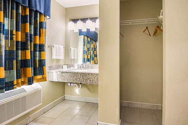  - Rodeway Inn & Suites Ithaca