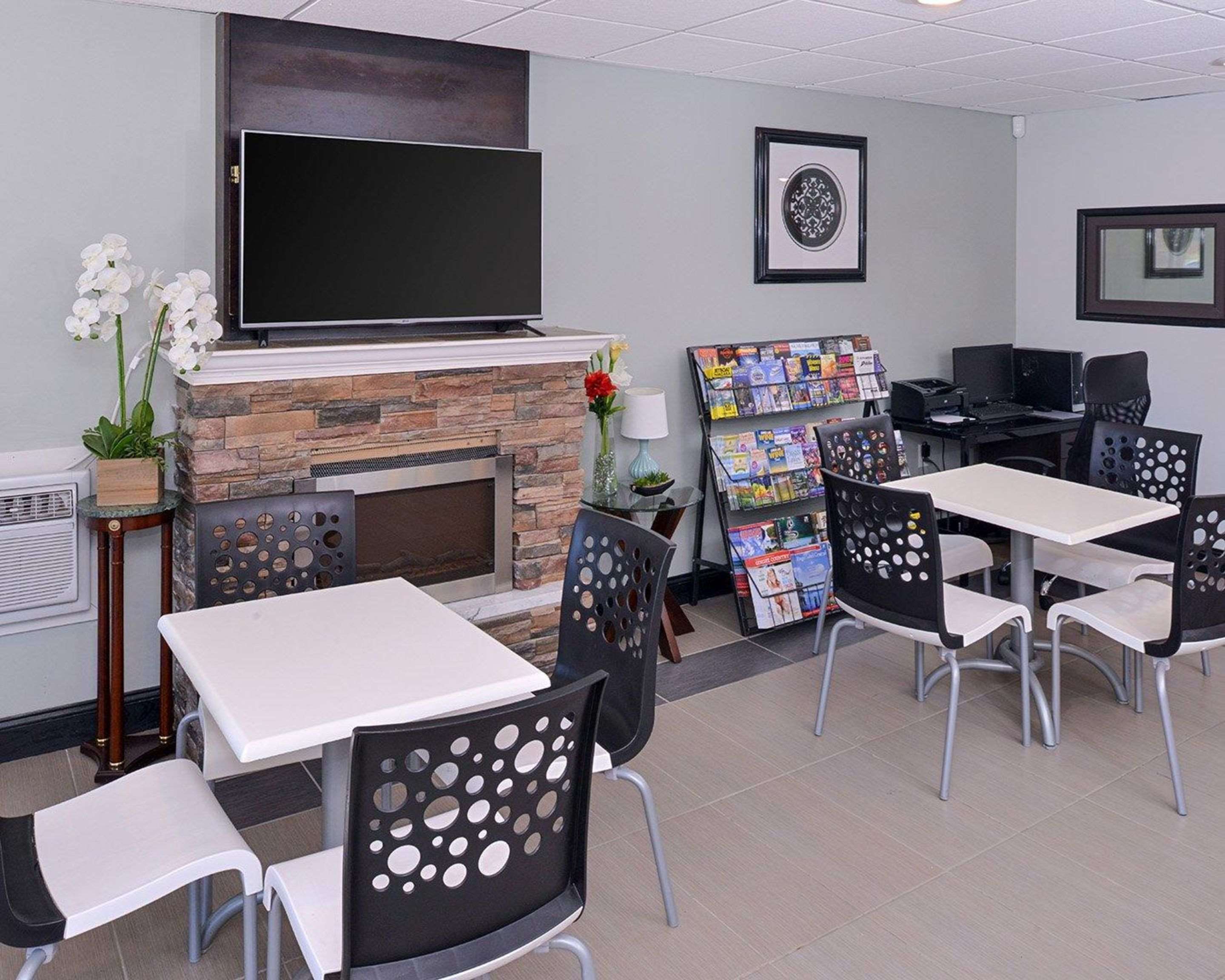 Enjoy breakfast in this seating area | Econo Lodge Rochester I-90 & I-390
