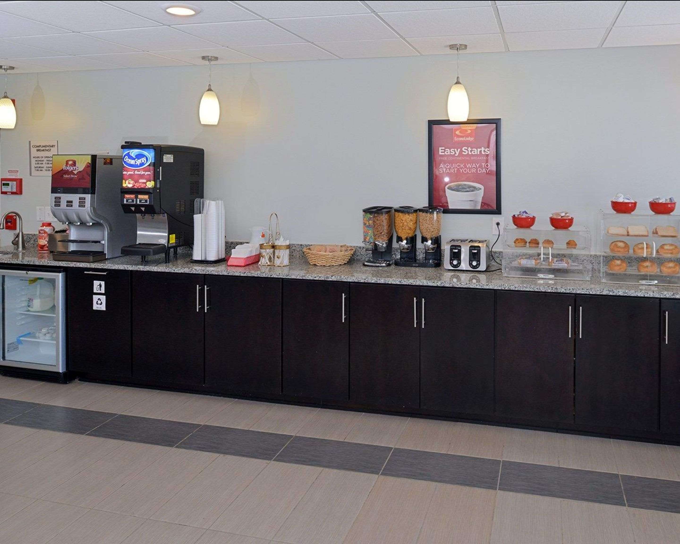 Breakfast area | Econo Lodge Rochester I-90 & I-390
