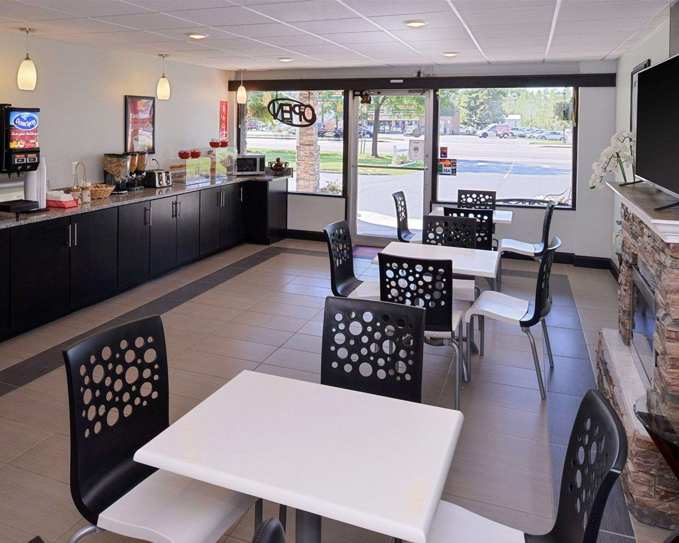 Breakfast area | Econo Lodge Rochester I-90 & I-390