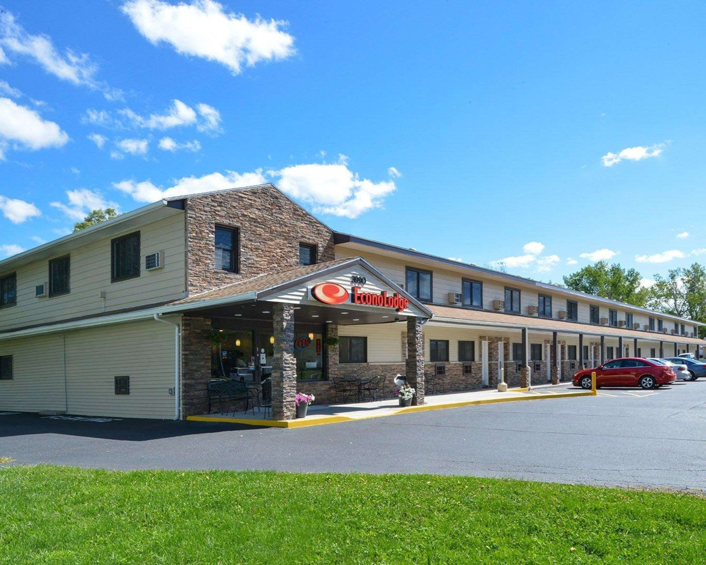Hotel exterior | Econo Lodge Rochester I-90 & I-390