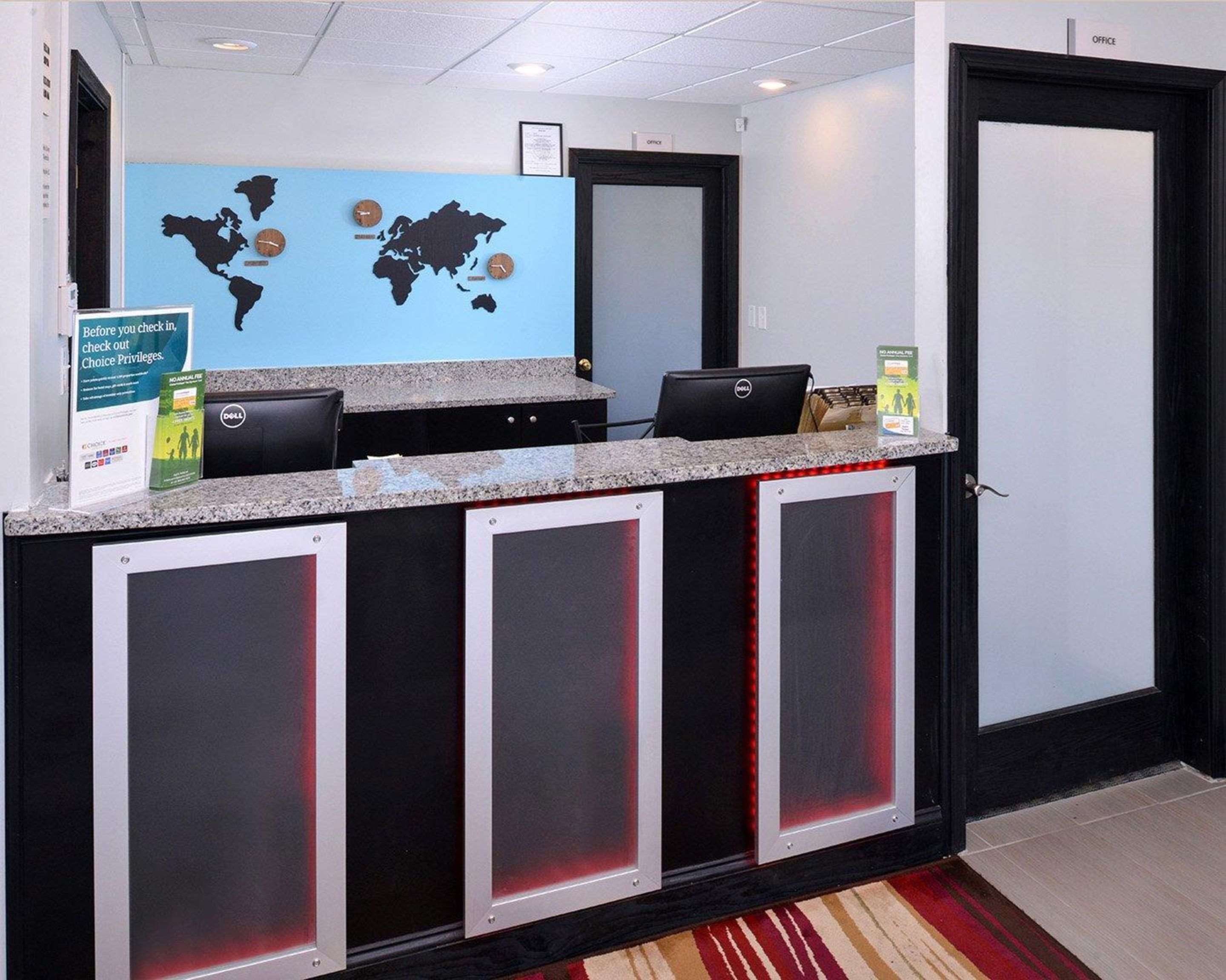 Front desk | Econo Lodge Rochester I-90 & I-390