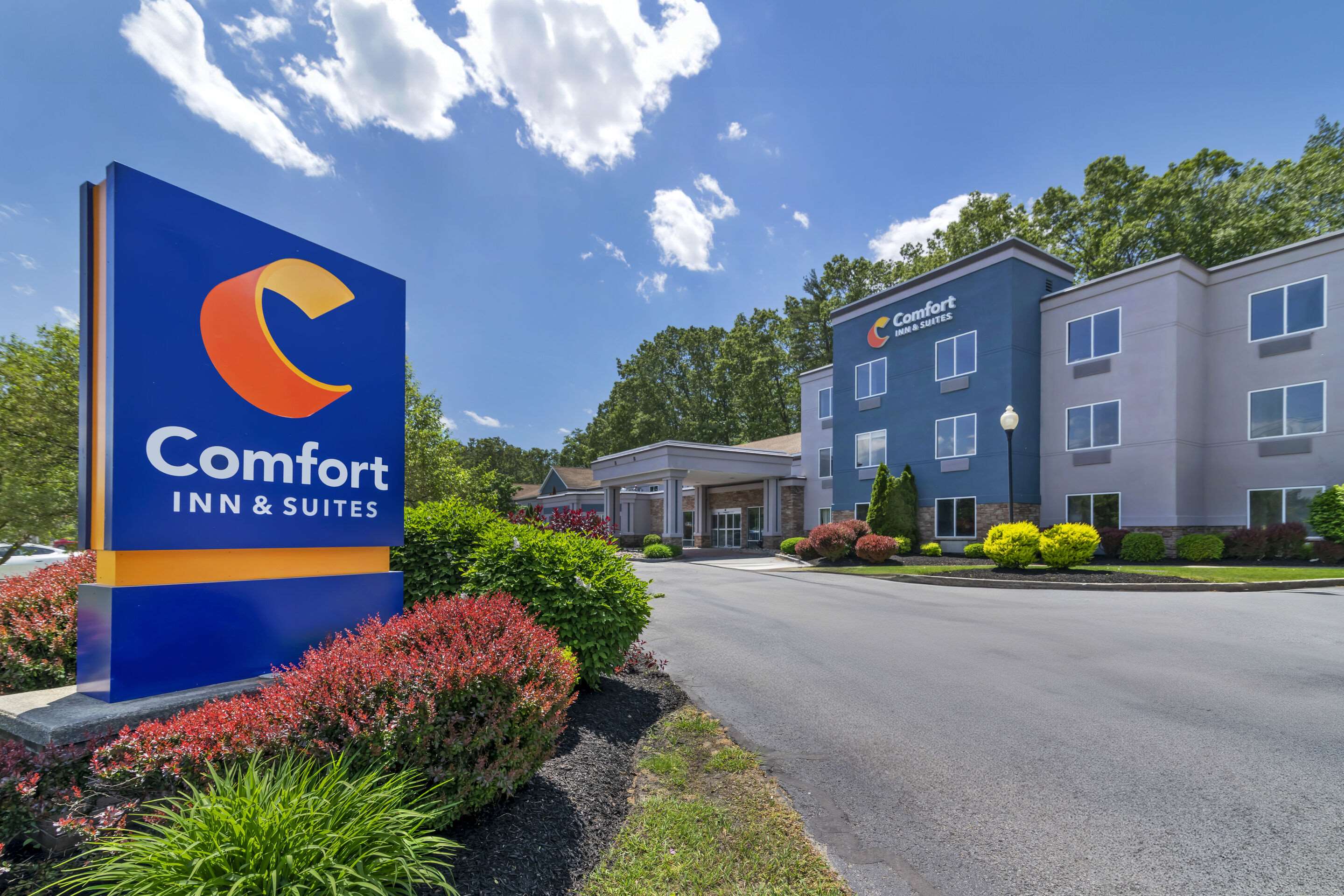Hotel exterior | Comfort Inn & Suites Saratoga Springs