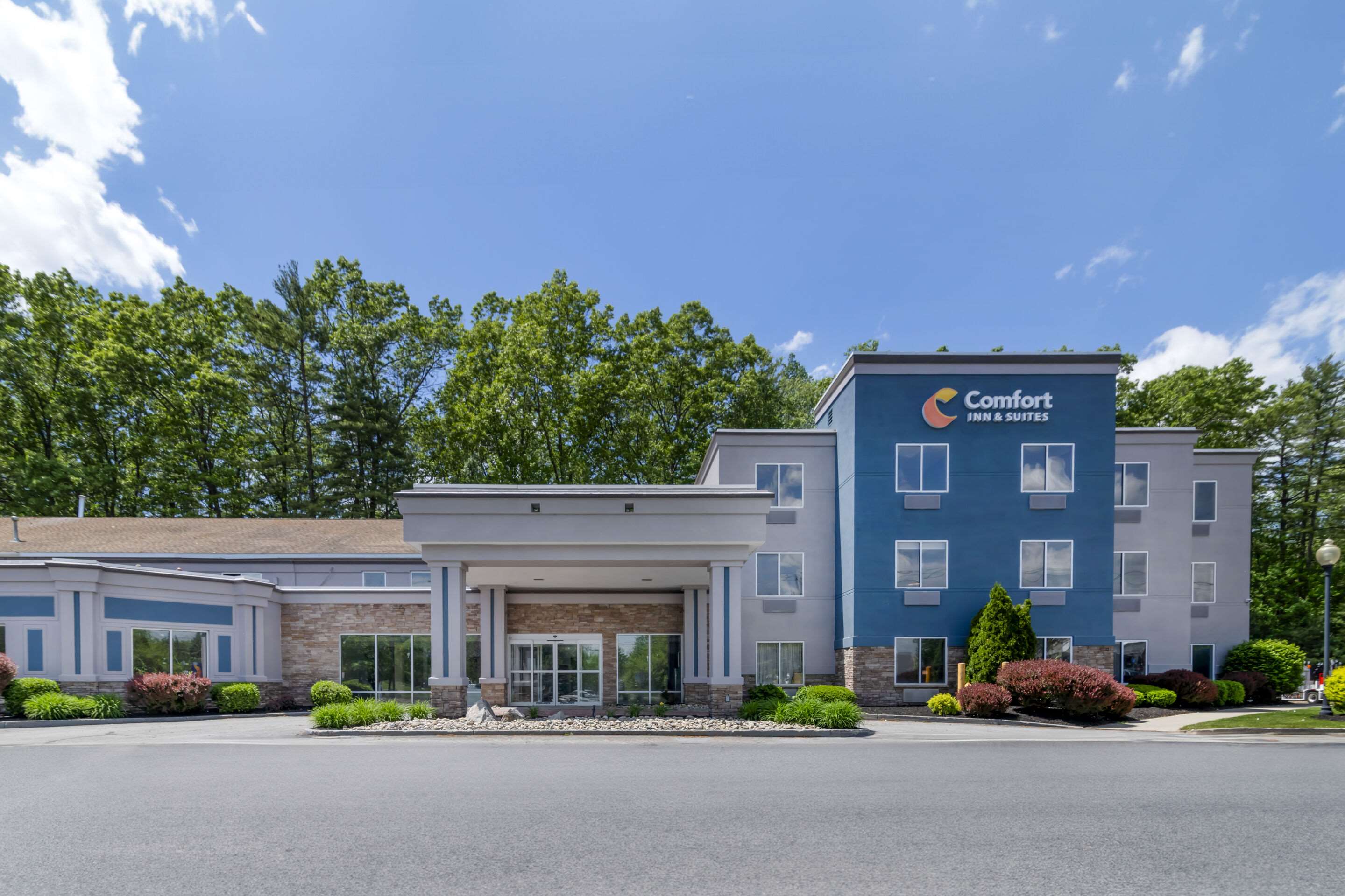 Hotel exterior | Comfort Inn & Suites Saratoga Springs
