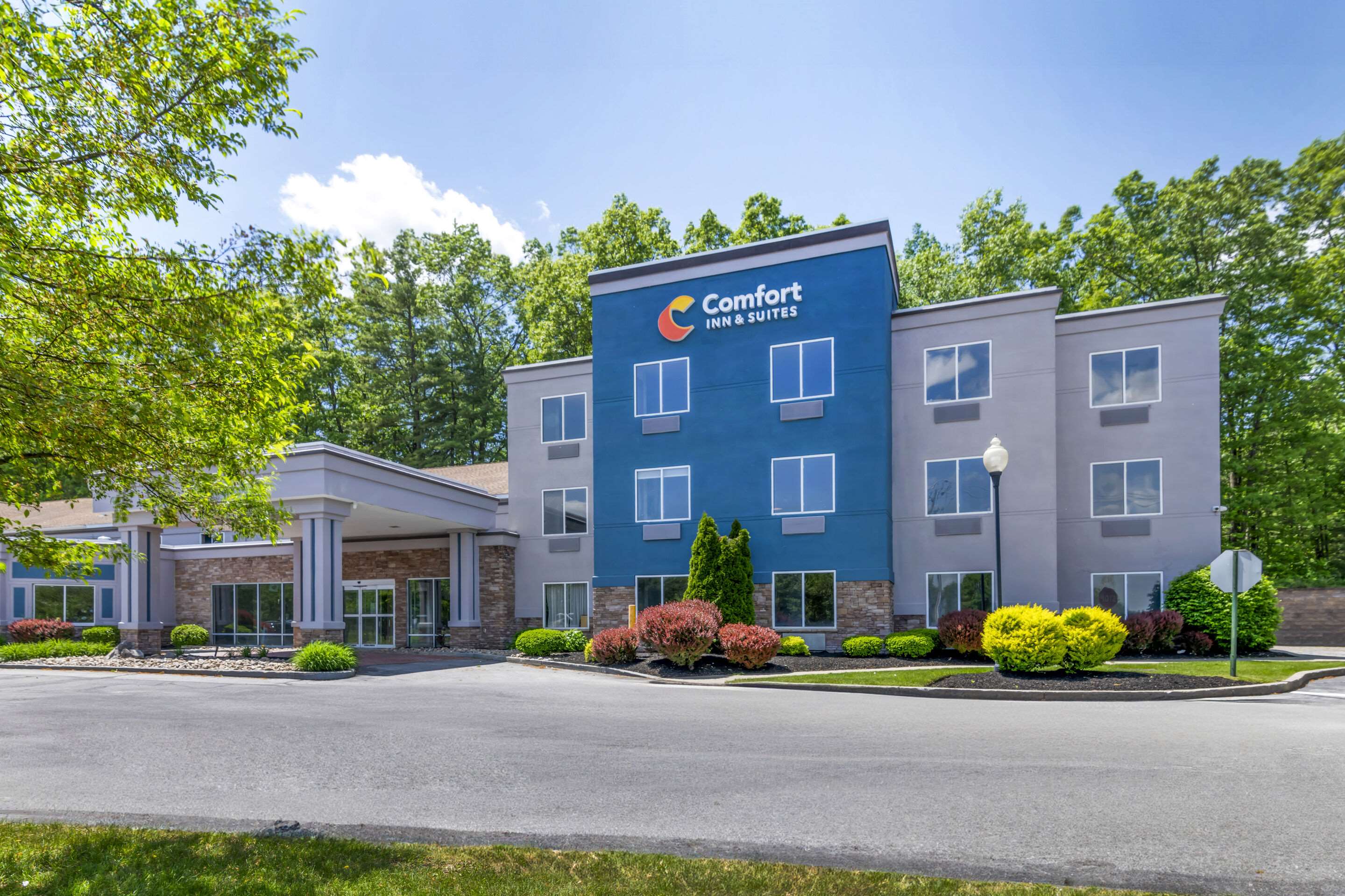 Hotel exterior | Comfort Inn & Suites Saratoga Springs