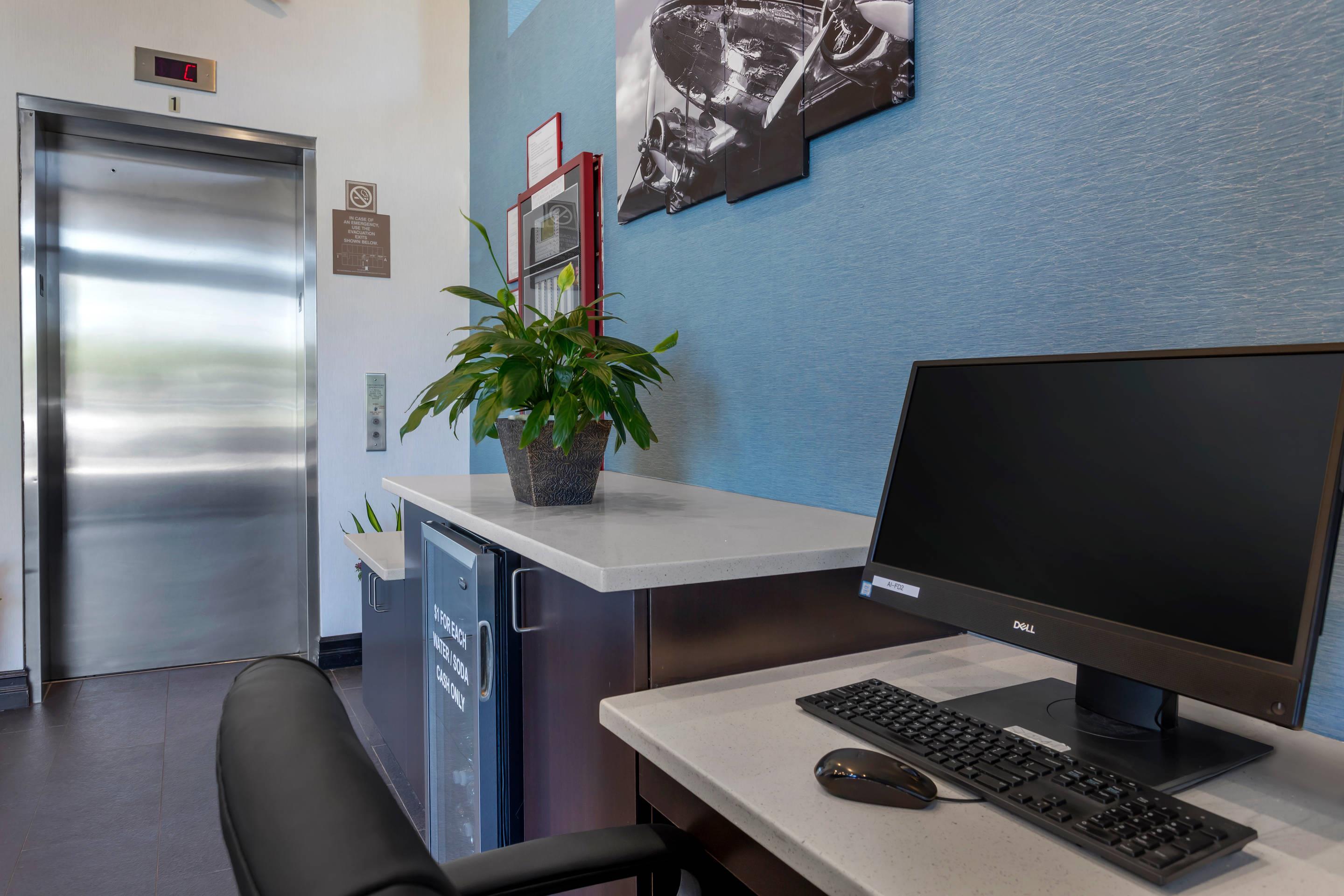 Business center | Avion Inn Near LGA Airport, Ascend Hotel Collection