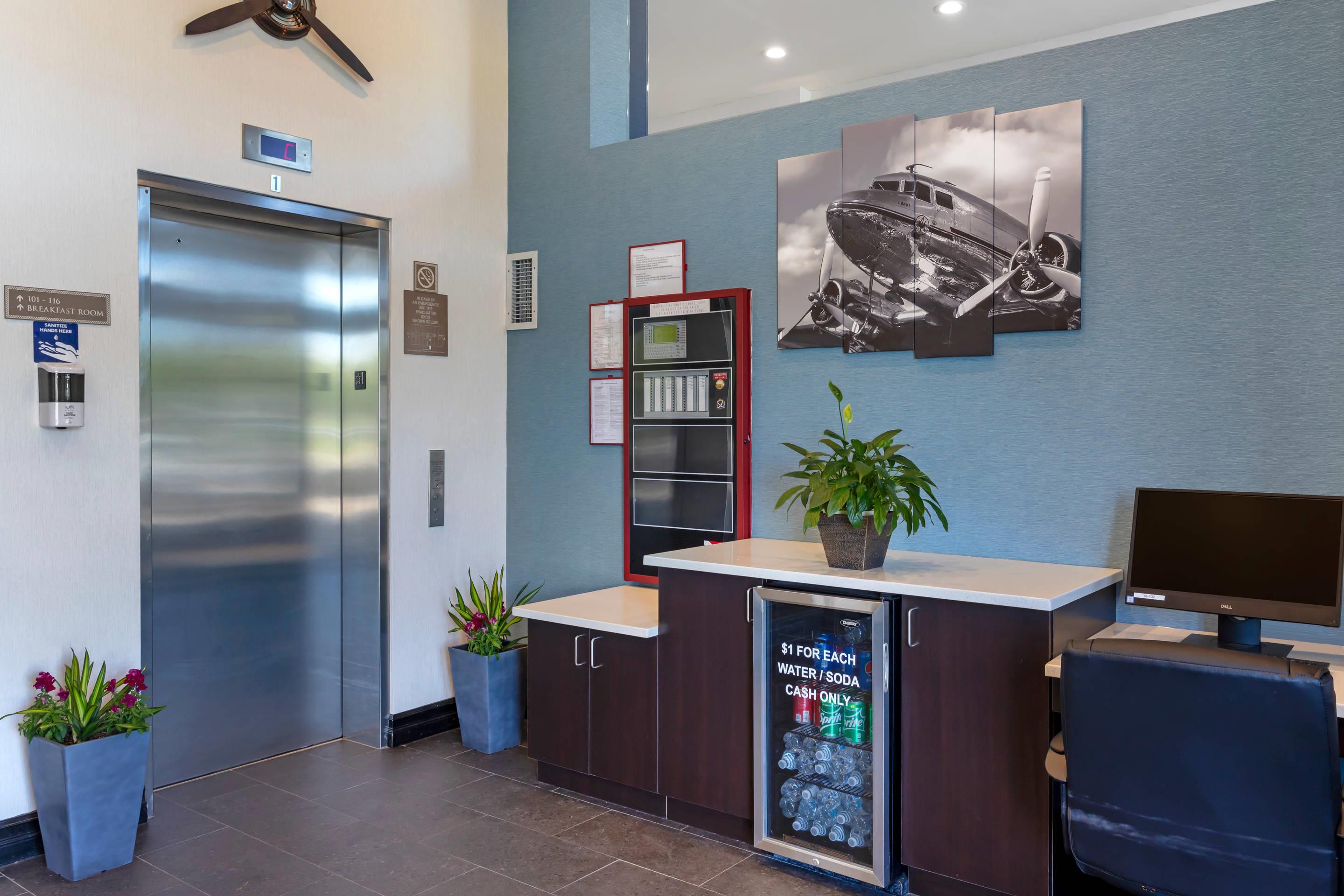 Hotel lobby | Avion Inn Near LGA Airport, Ascend Hotel Collection