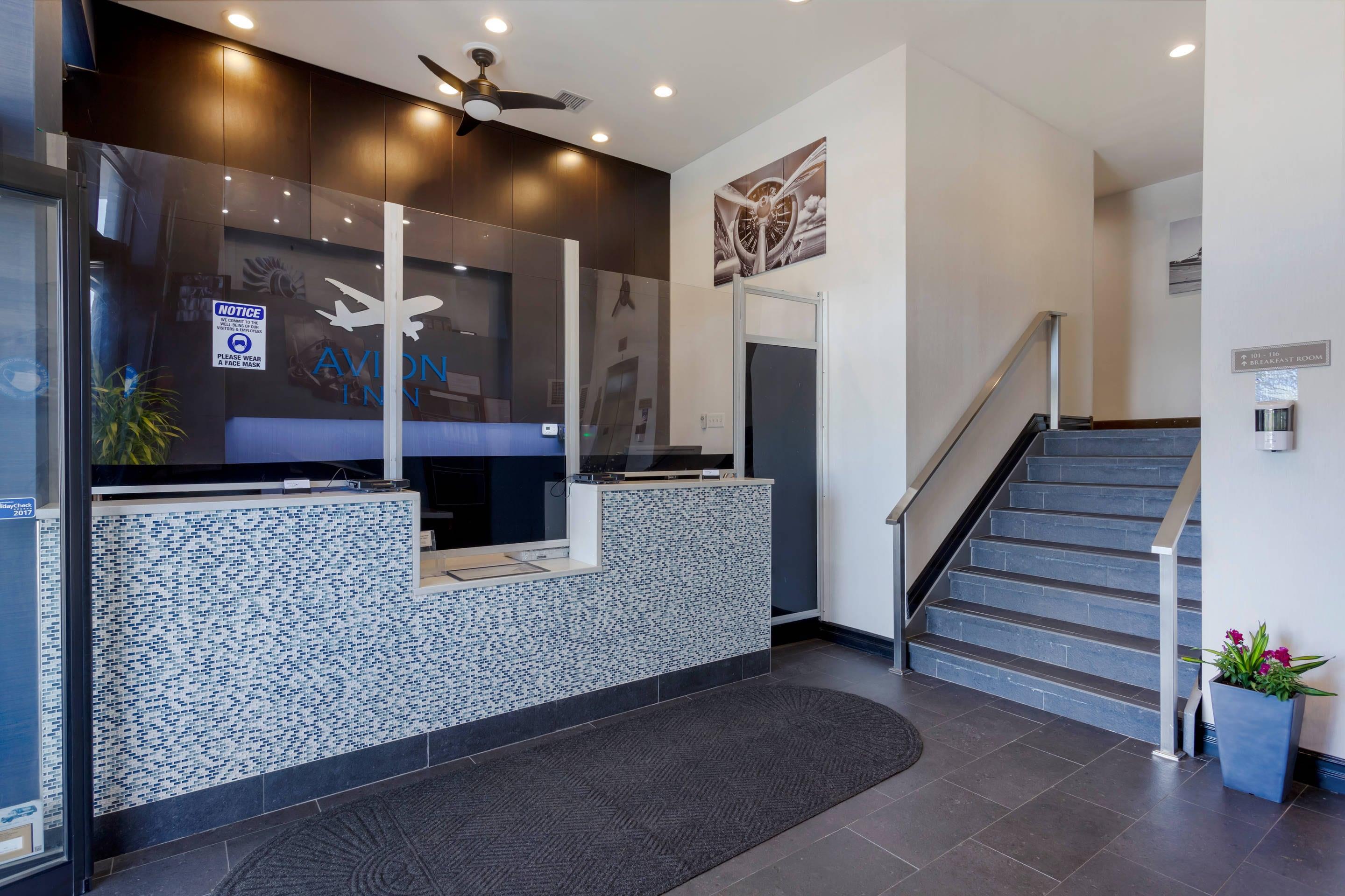 Hotel lobby | Avion Inn Near LGA Airport, Ascend Hotel Collection