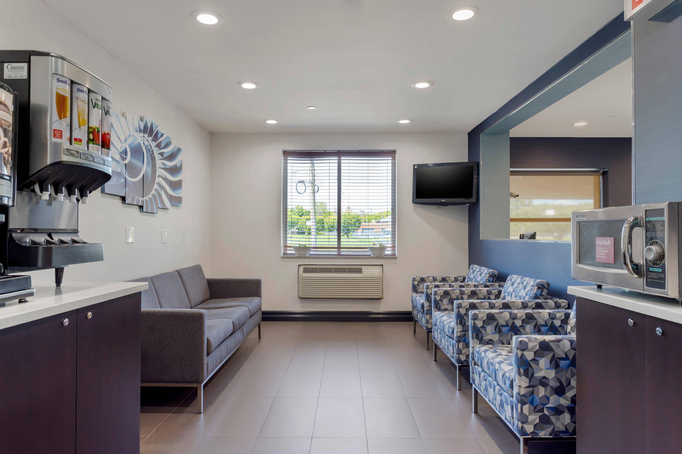 Breakfast area | Avion Inn Near LGA Airport, Ascend Hotel Collection