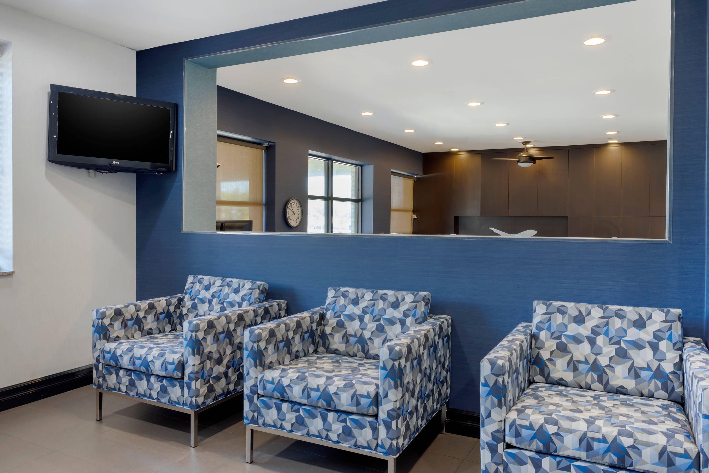 Breakfast area | Avion Inn Near LGA Airport, Ascend Hotel Collection