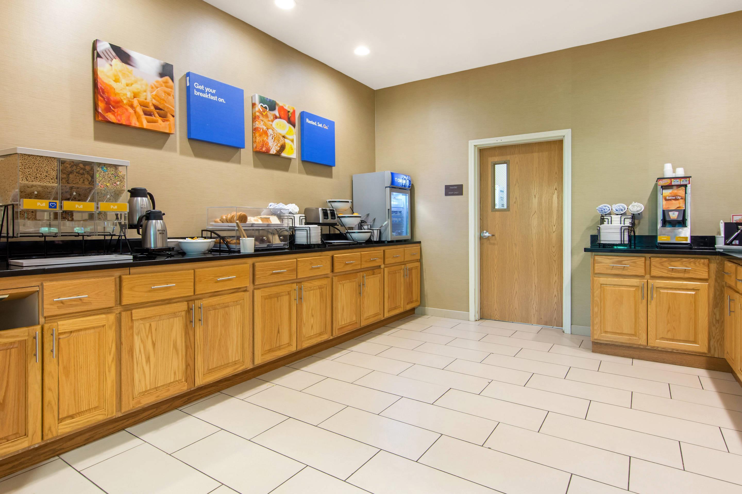 Breakfast area | Comfort Inn & Suites Milford/Cooperstown