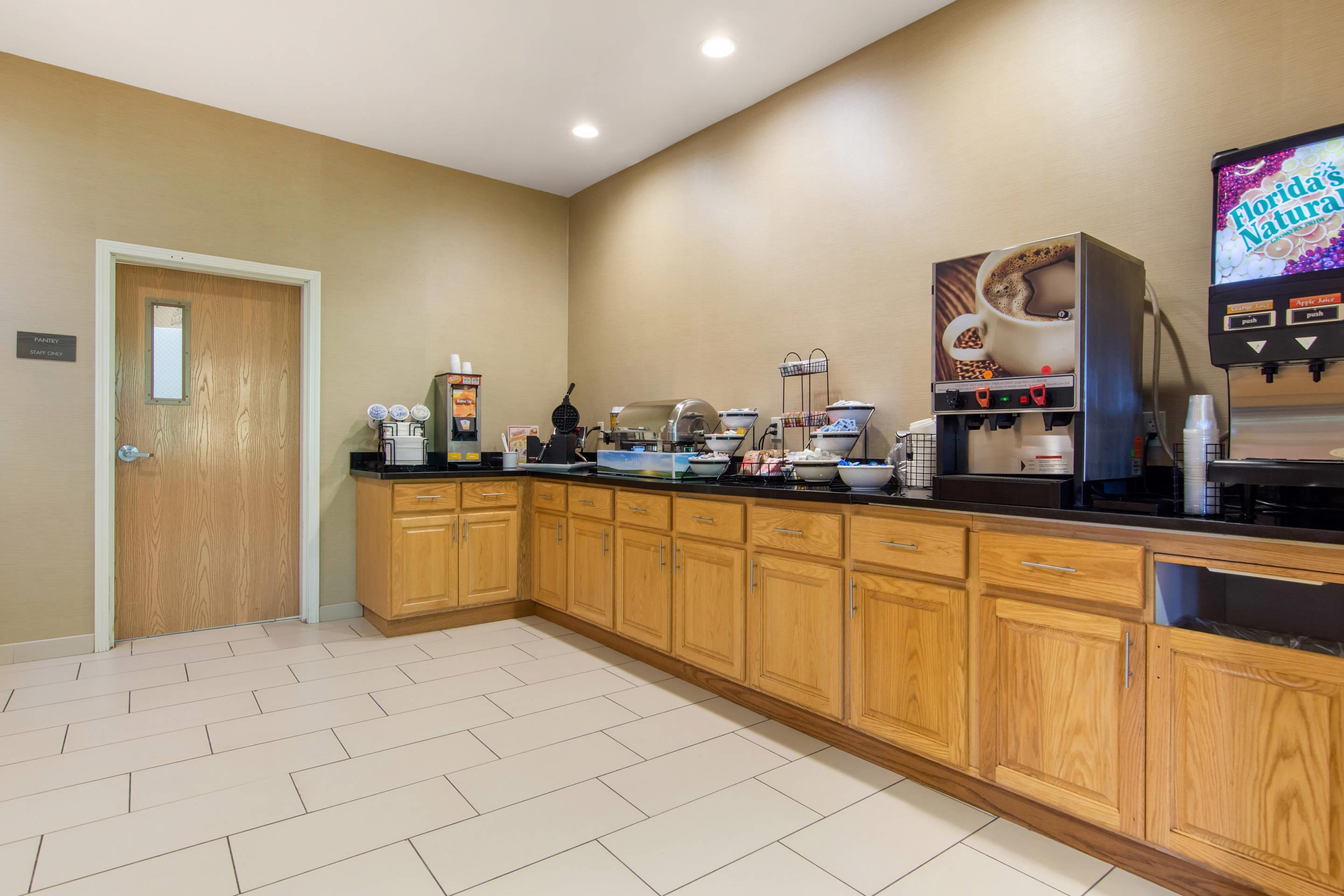 Breakfast area | Comfort Inn & Suites Milford/Cooperstown