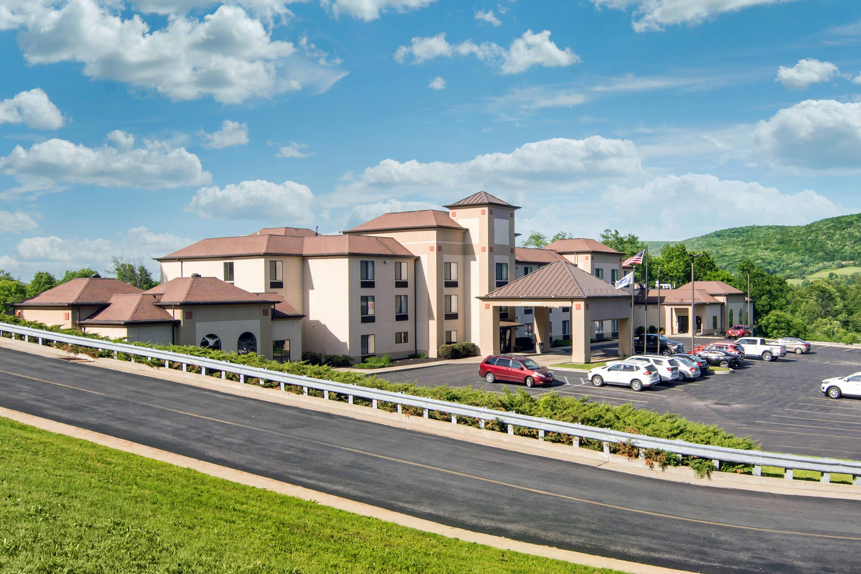 Hotel exterior | Comfort Inn & Suites Milford/Cooperstown