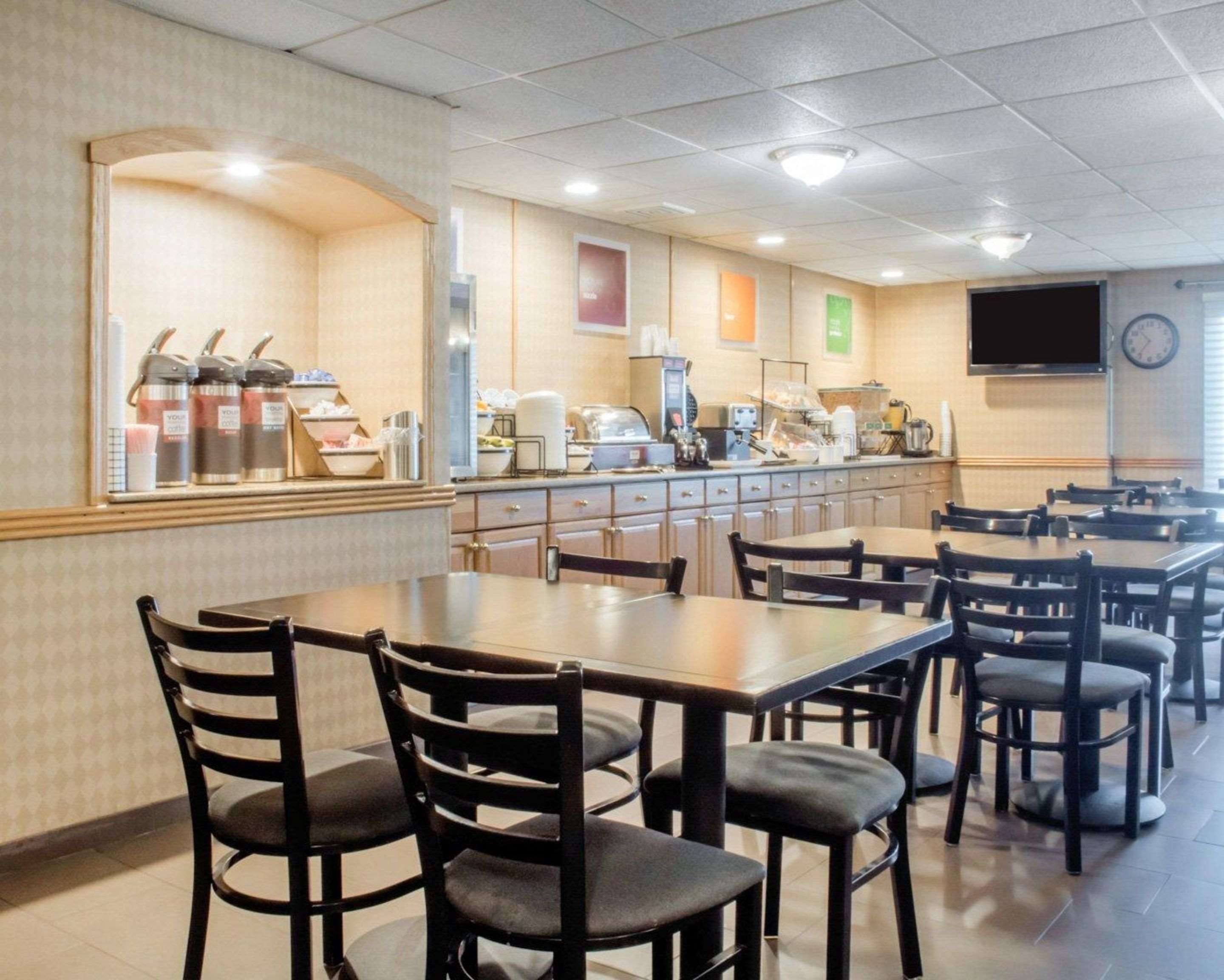 Enjoy breakfast in this seating area | Comfort Inn Rochester - Greece