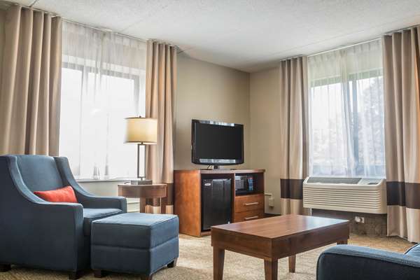 Suite - Comfort Inn The Pointe Niagara Falls