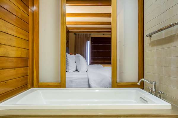 Suite - Comfort Inn The Pointe Niagara Falls