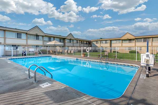 Pool - Quality Inn & Suites Vestal