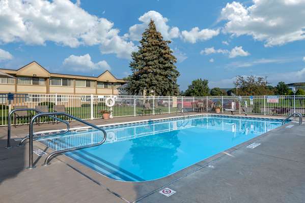 Pool - Quality Inn & Suites Vestal