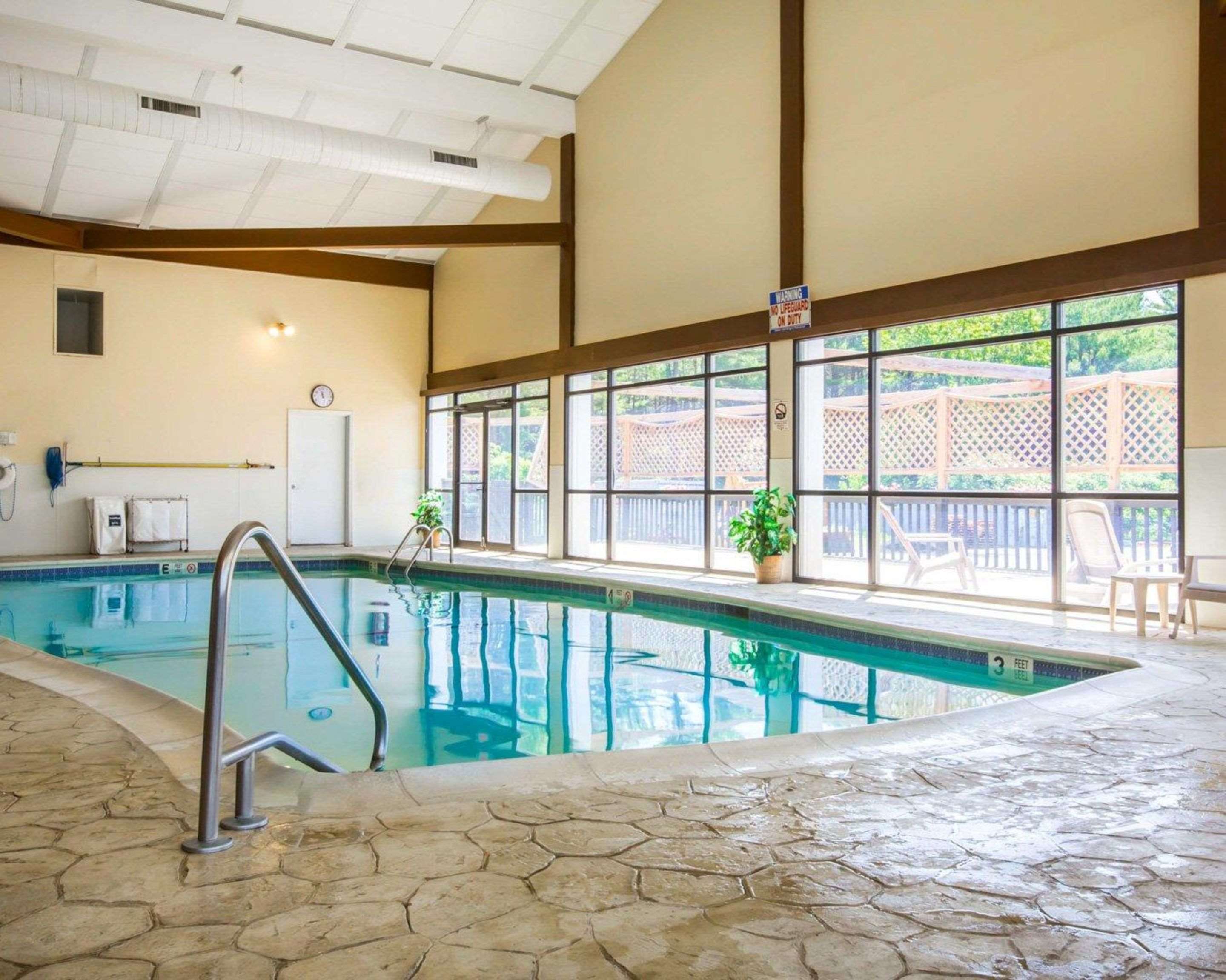 Indoor pool | Clarion Inn & Suites at the Outlets of Lake George