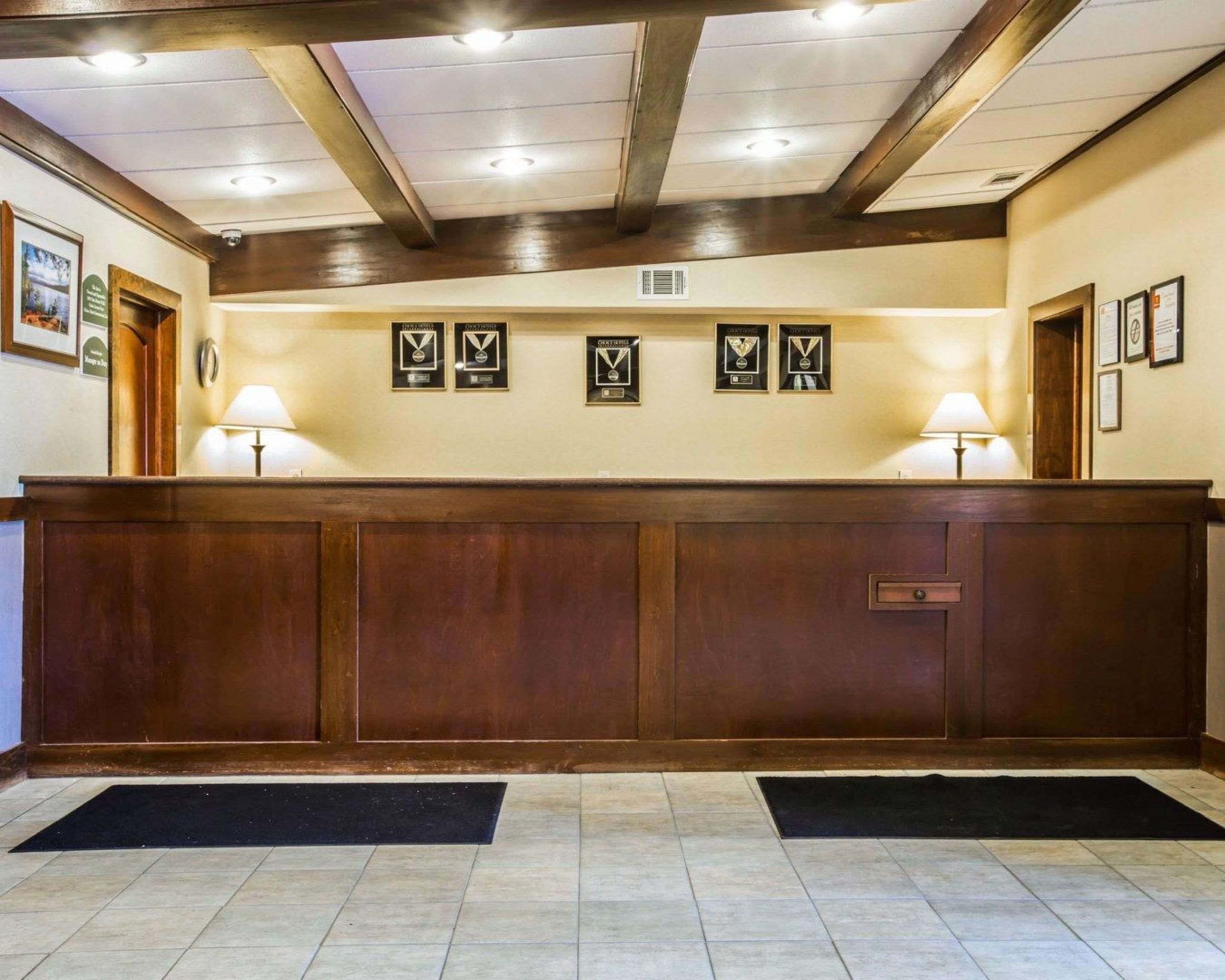 Front desk | Clarion Inn & Suites at the Outlets of Lake George